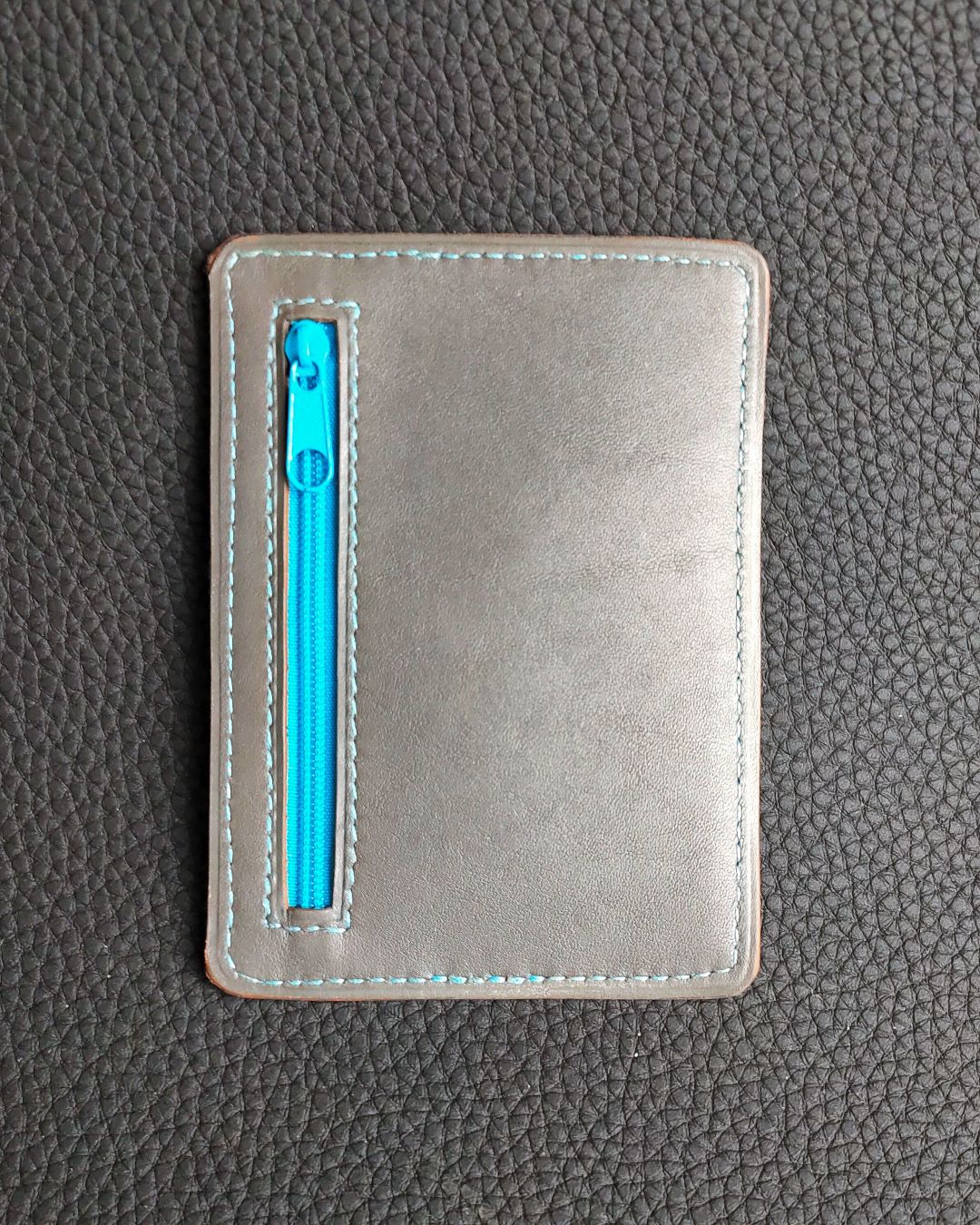 porte-carte-portefeuille-cuir-gris-turquoise-maroquinerie-lyon-ofilducuir Porte carte ultra fin un portefeuille minimalisme en cuir gris et tissu africain bleu turquoise maroquinerie lyon