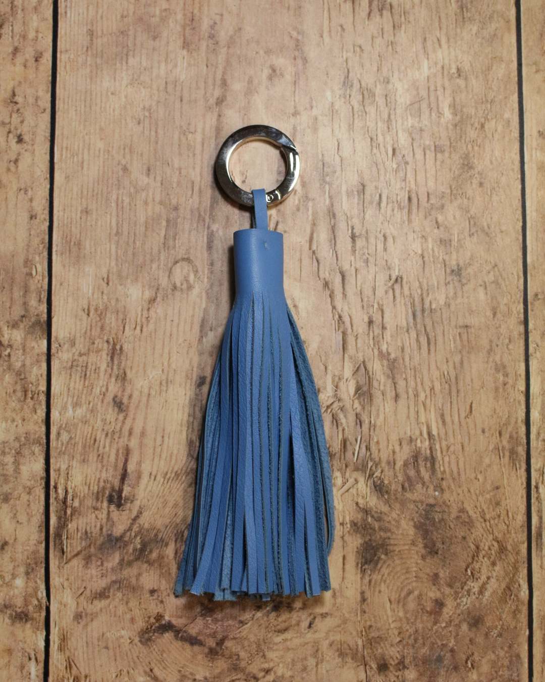 Porte-clef-pompon-cuir-bleu-ciel Porte clef pompon en cuir pleine fleur bleu ciel