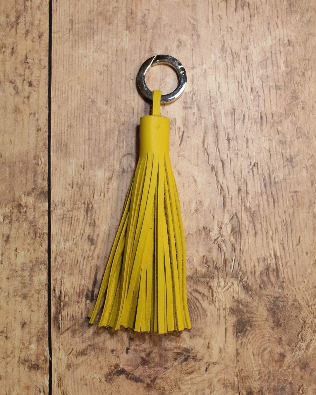 Porte-clef-pompon-cuir-jaune Porte clef pompon en cuir pleine fleur jaune