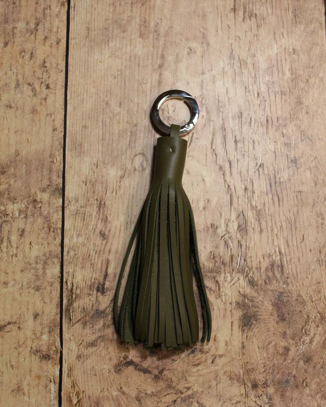 Porte-clef-pompon-cuir-vert-kaki Porte clef pompon en cuir pleine fleur vert kaki