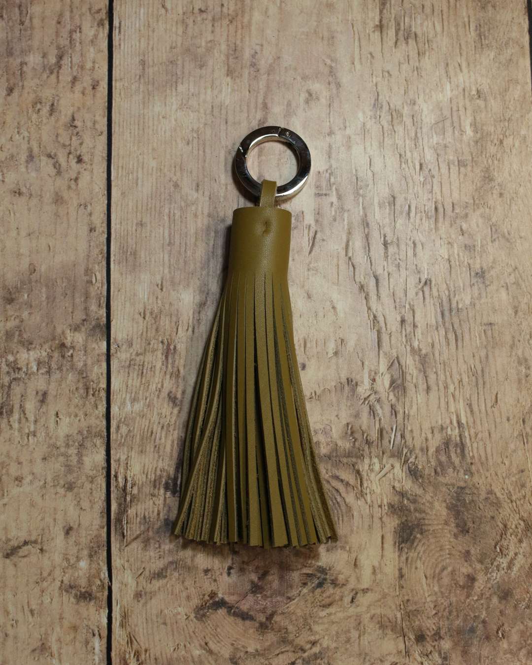 Porte-clef-pompon-cuir-vert-olive Porte clef pompon en cuir pleine fleur vert olive