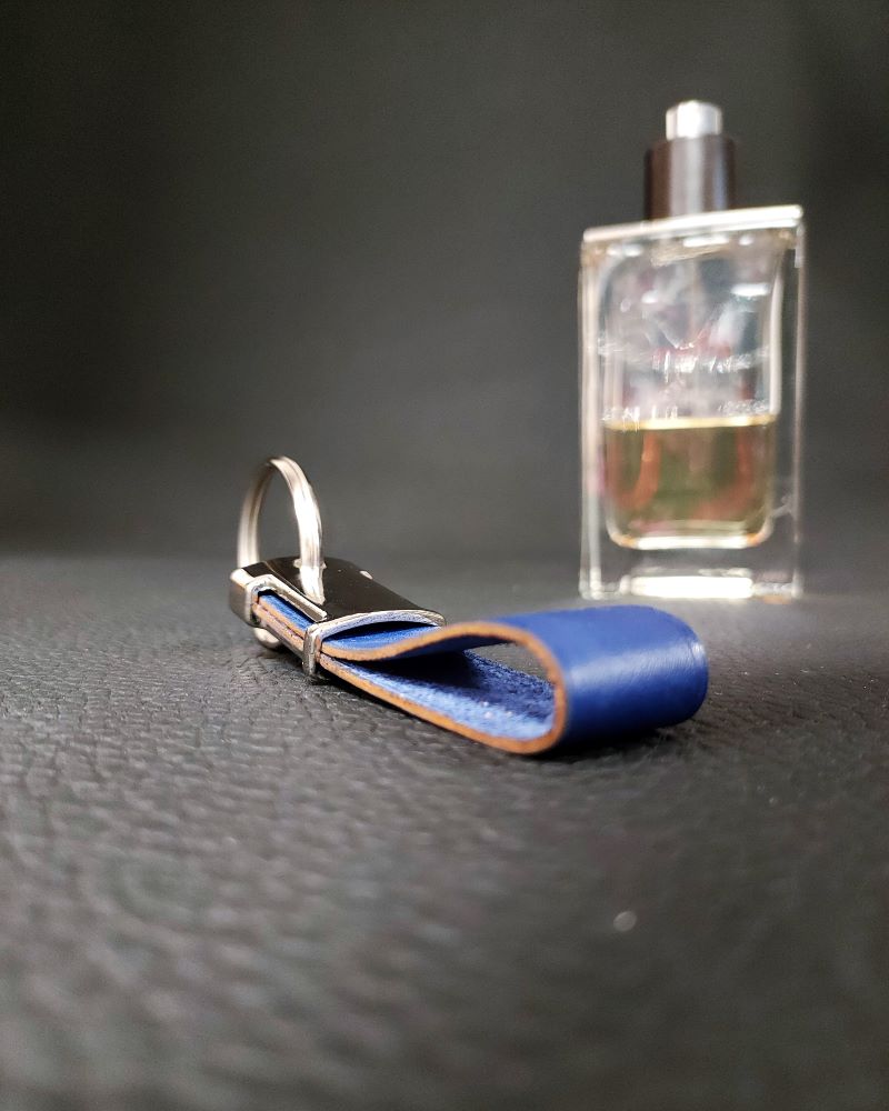 Porte-clefs-cuir-bleu-ofilducuir-maroquinerie-lyon-mornant Porte clés en cuir bleu accessoire de maroquinerie Lyon Ofilducuir