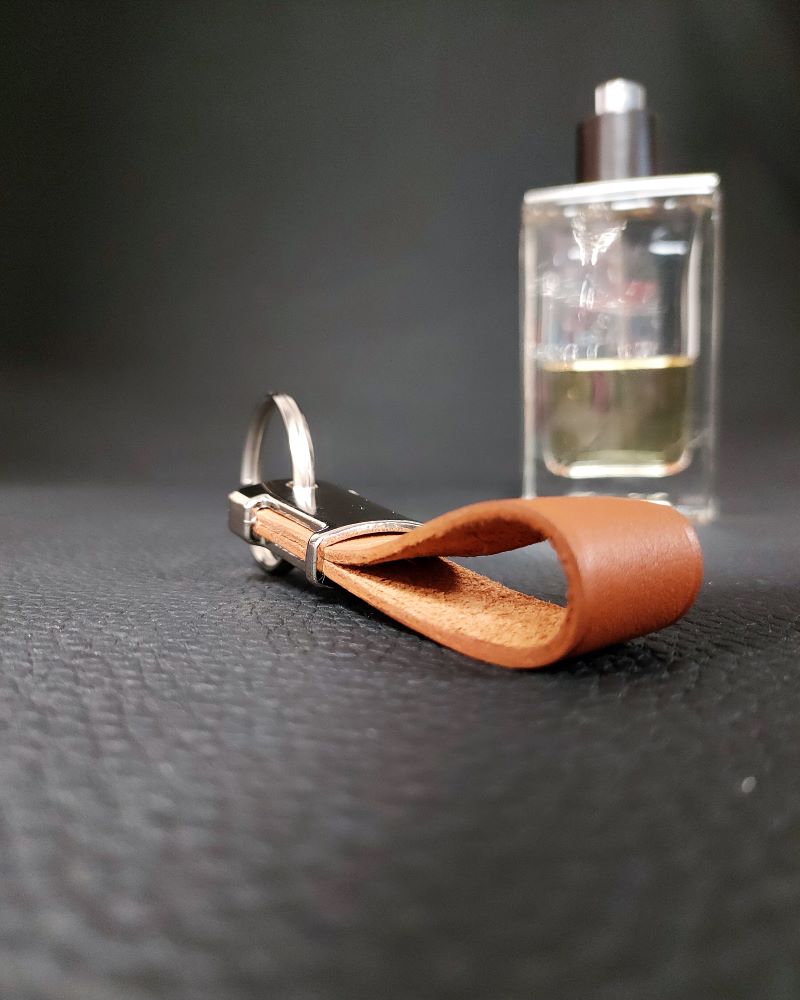 Porte-clefs-cuir-camel-ofilducuir-maroquinerie-lyon-mornant Porte clés en cuir camel accessoire de maroquinerie Lyon Ofilducuir