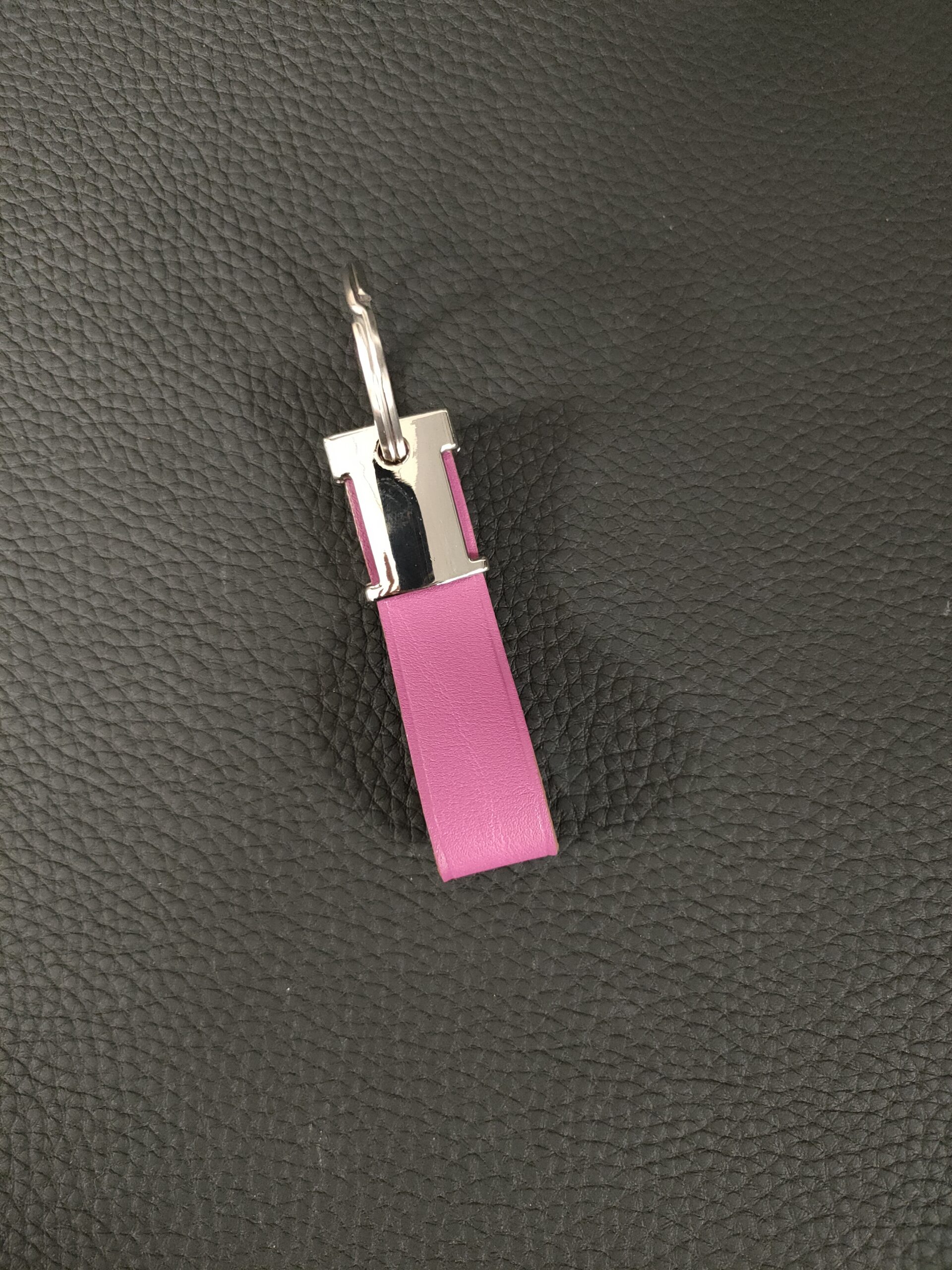 Porte-clefs-cuir-fuchsia-ofilducuir-maroquinerie-haute-gamme-lyon-mornant Porte clés en cuir fuchsia accessoire de maroquinerie haute gamme Lyon Ofilducuir