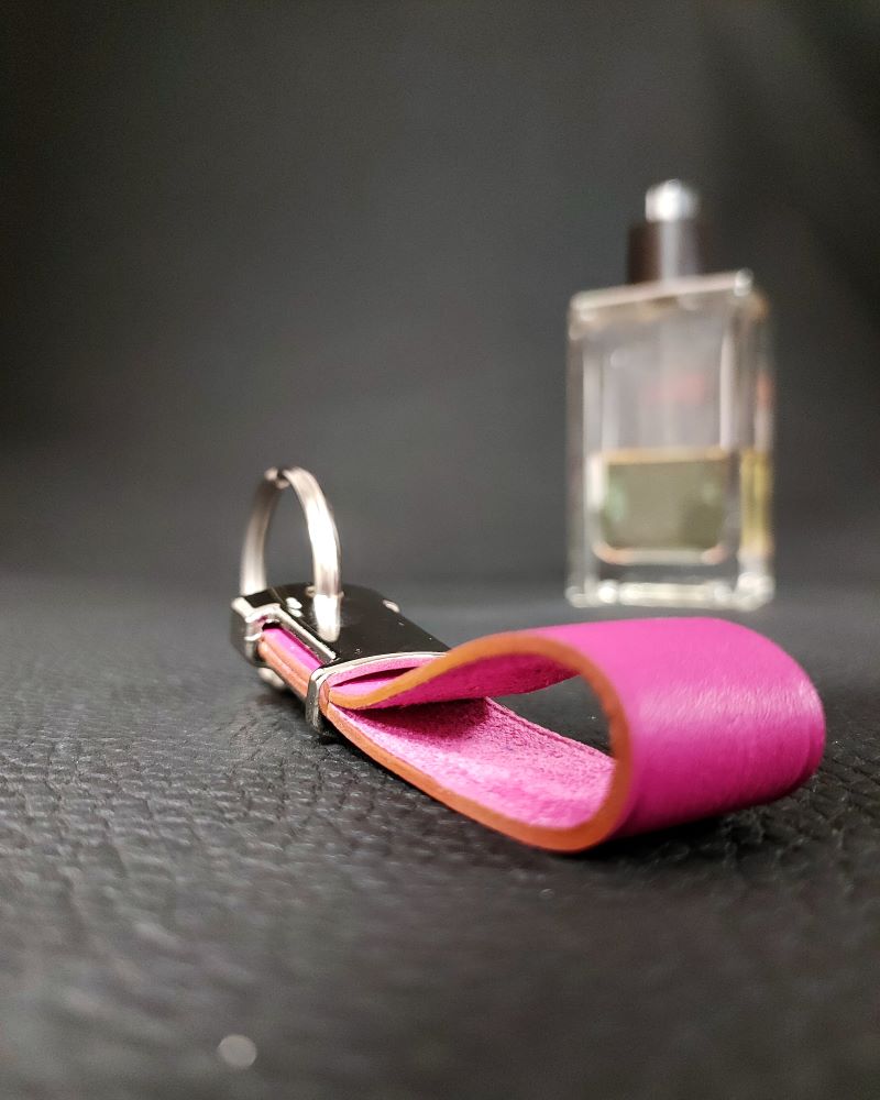 Porte-clefs-cuir-fuchsia-ofilducuir-maroquinerie-lyon-mornant Porte clés en cuir fuchsia accessoire de maroquinerie Lyon Ofilducuir