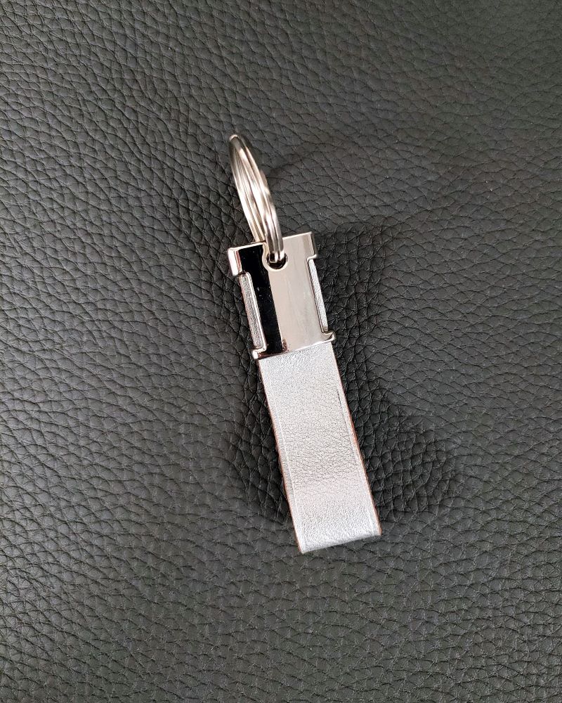 Porte-clefs-cuir-gris-ofilducuir-maroquinerie-haute-gamme-lyon-mornant Porte clés en cuir gris accessoire de maroquinerie haute gamme Lyon Ofilducuir