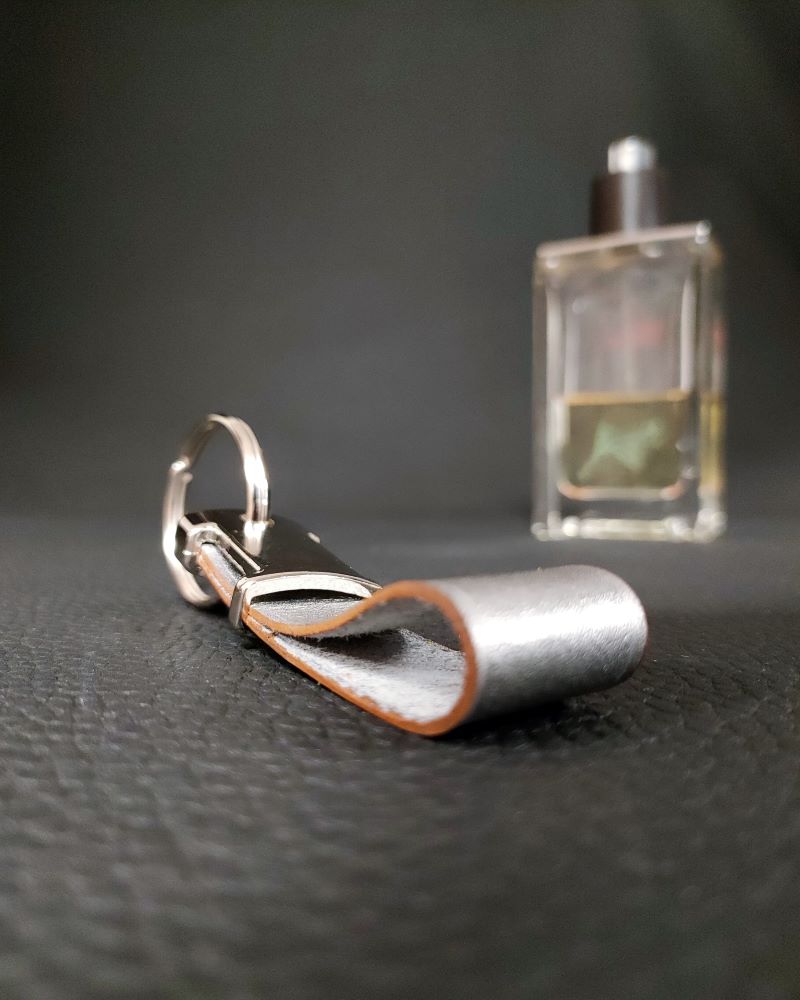 Porte-clefs-cuir-gris-ofilducuir-maroquinerie-lyon-mornant Porte clés en cuir gris accessoire de maroquinerie Lyon Ofilducuir