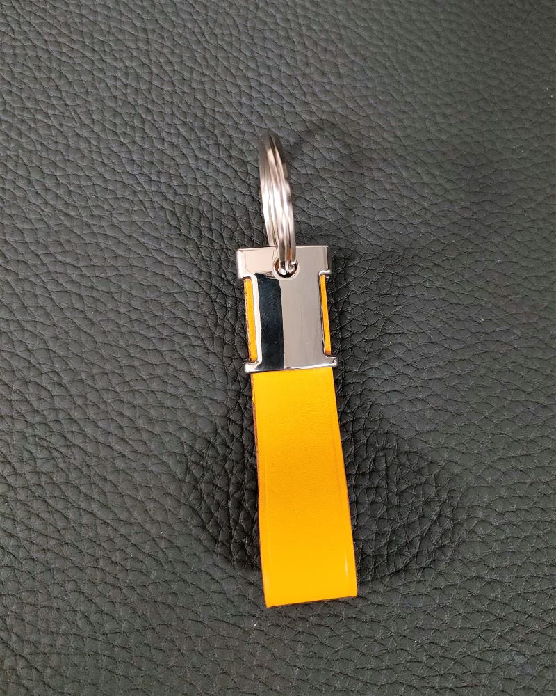 Porte-clefs-cuir-jaune-ofilducuir-maroquinerie-haute-gamme-lyon-mornant Porte clés en cuir jaune accessoire de maroquinerie haute gamme Lyon Ofilducuir