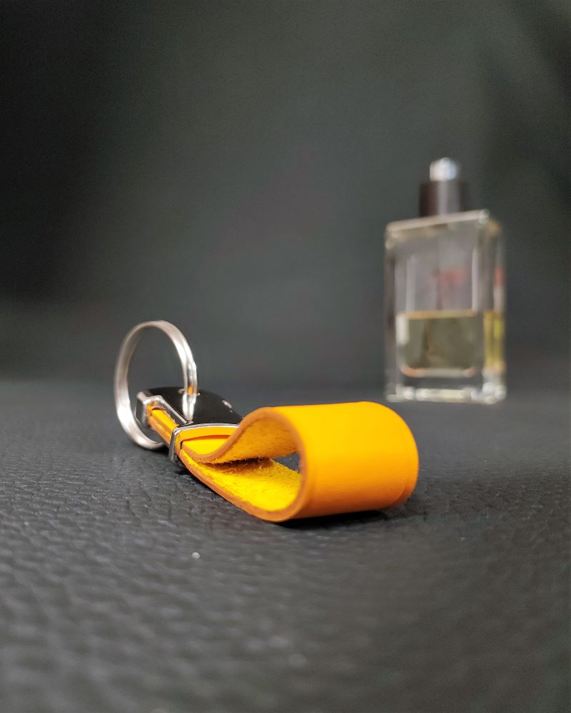 Porte-clefs-cuir-jaune-ofilducuir-maroquinerie-lyon-mornant Porte clés en cuir jaune accessoire de maroquinerie Lyon Ofilducuir