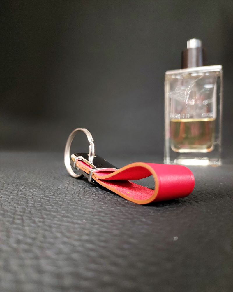 Porte-clefs-cuir-rouge-ofilducuir-maroquinerie-lyon-mornant Porte clés en cuir rouge homme accessoire de maroquinerie Lyon Ofilducuir