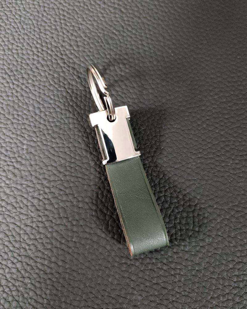 Porte-clefs-cuir-vert-ofilducuir-maroquinerie-haute-gamme-lyon-mornant Porte clés en cuir vert accessoire de maroquinerie Lyon Ofilducuir