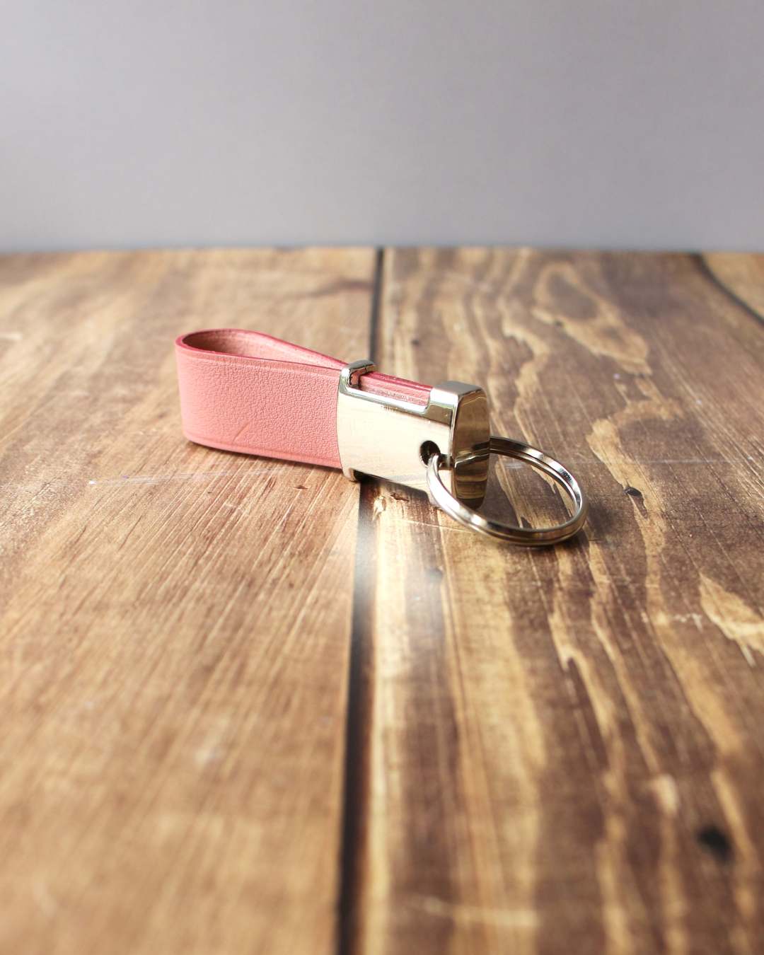 Porte-cles-femme-en-cuir Porte clés en cuir vieux rose avec une bijouterie nickelée
