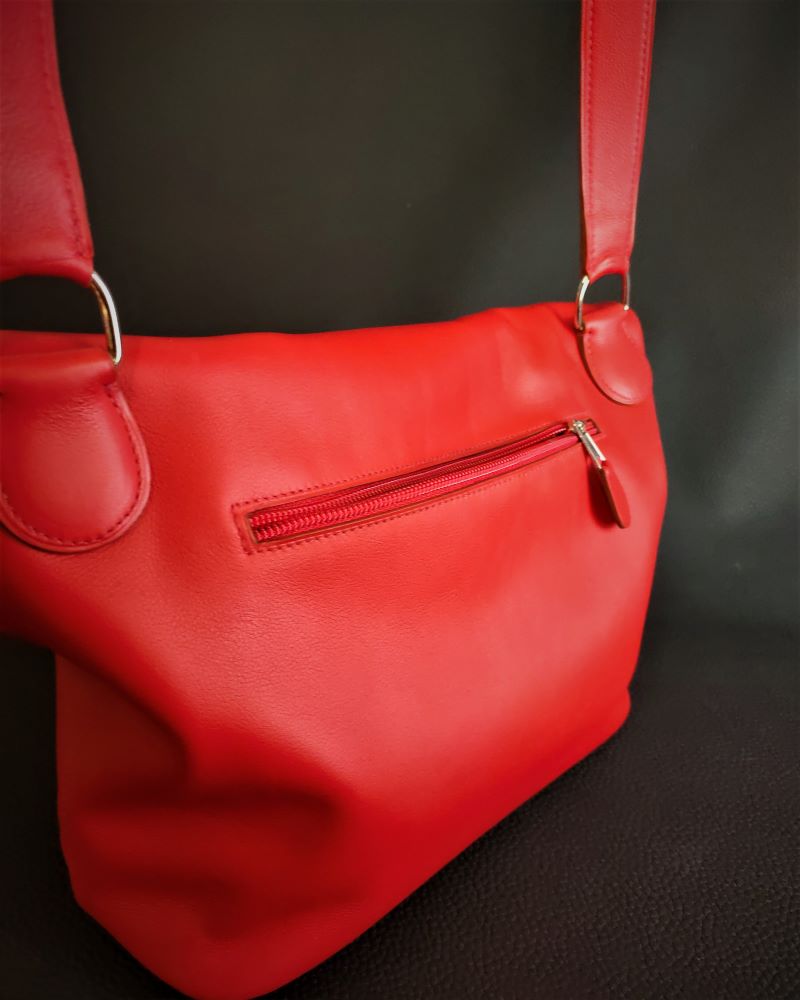 Sac-main-bandouliere-besace-cuir-rouge-maroquinerie-lyon-ofilducuir Sac à main besace asymétrique femme en cuir rouge