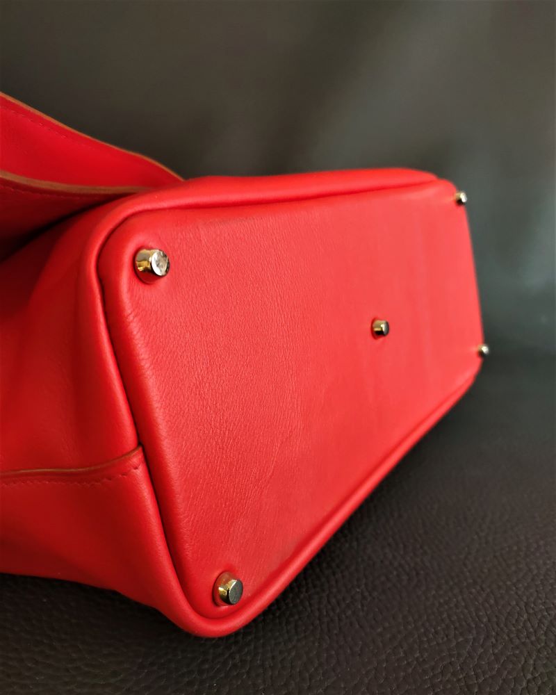 Sac-main-besace-cuir-rouge-clou-fond-maroquinerie-lyon-ofilducuir Sac à main besace asymétrique femme en cuir rouge fond avec cinq pieds de sac