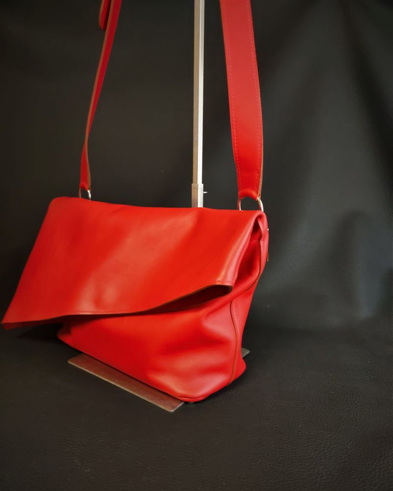 Sac-main-besace-cuir-rouge-maroquinerie-haute-gamme-lyon-ofilducuir Sac à main besace asymétrique femme en cuir rouge original