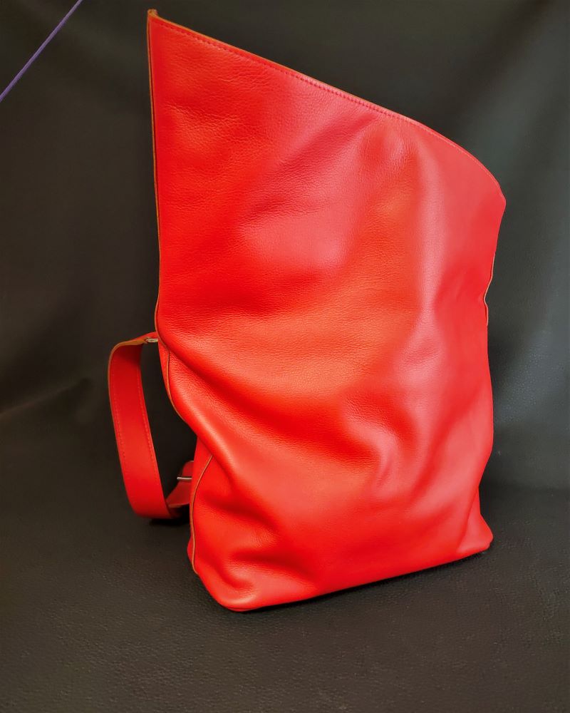 Sac-main-besace-cuir-rouge-maroquinerie-lyon-ofilducuir Sac à main besace asymétrique femme en cuir rouge avec un grand rabat
