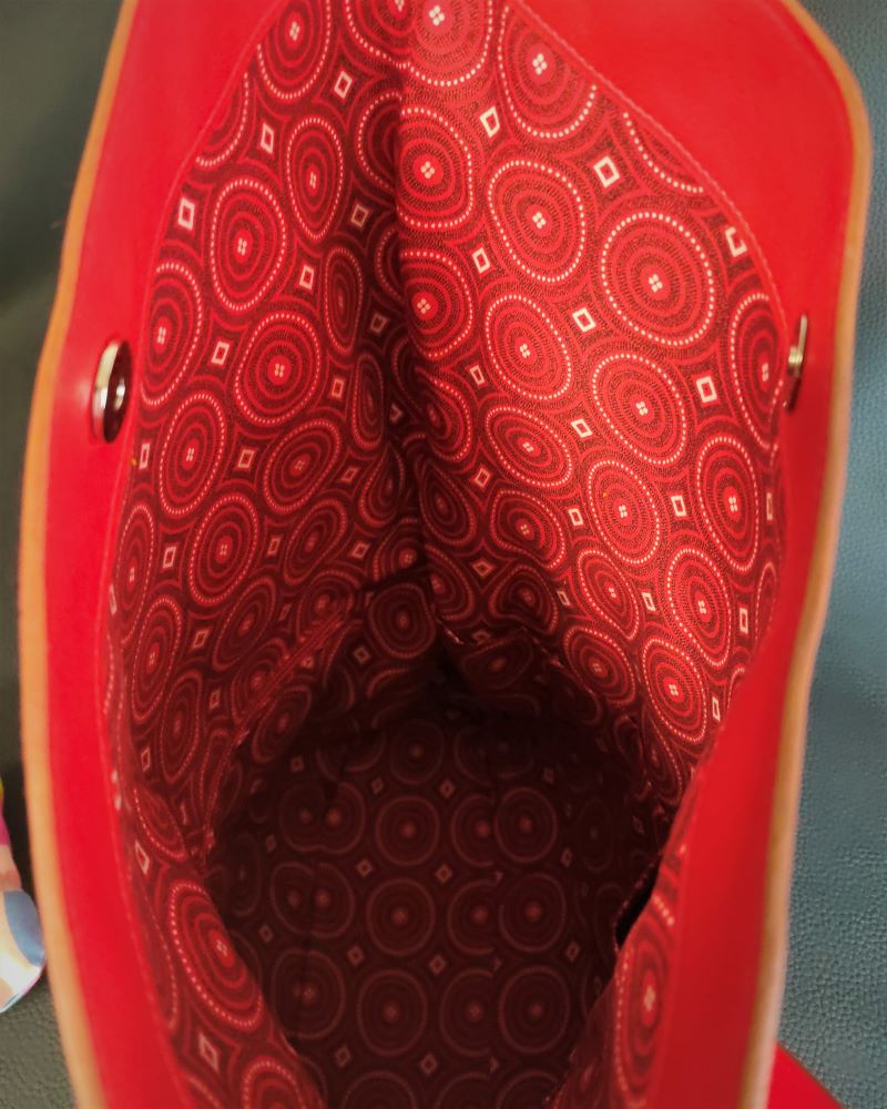 Sac-main-besace-cuir-rouge-tissu-africain-maroquinerie-lyon-ofilducuir Sac à main besace asymétrique femme en cuir rouge et sa doublure en tissu africain