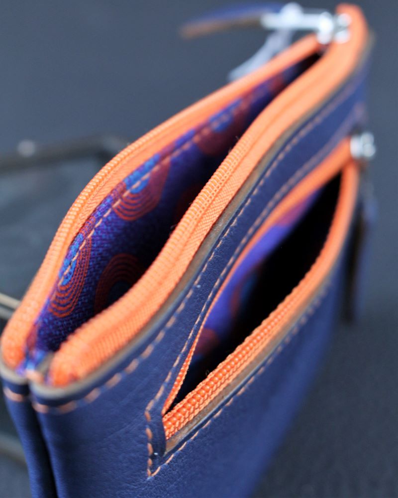 Pochette-porte-monnaie-cuir-bleu-ofilducuir-lyon Porte monnaie en cuir bleu avec deux poches doublées en tissus africain et zip orange