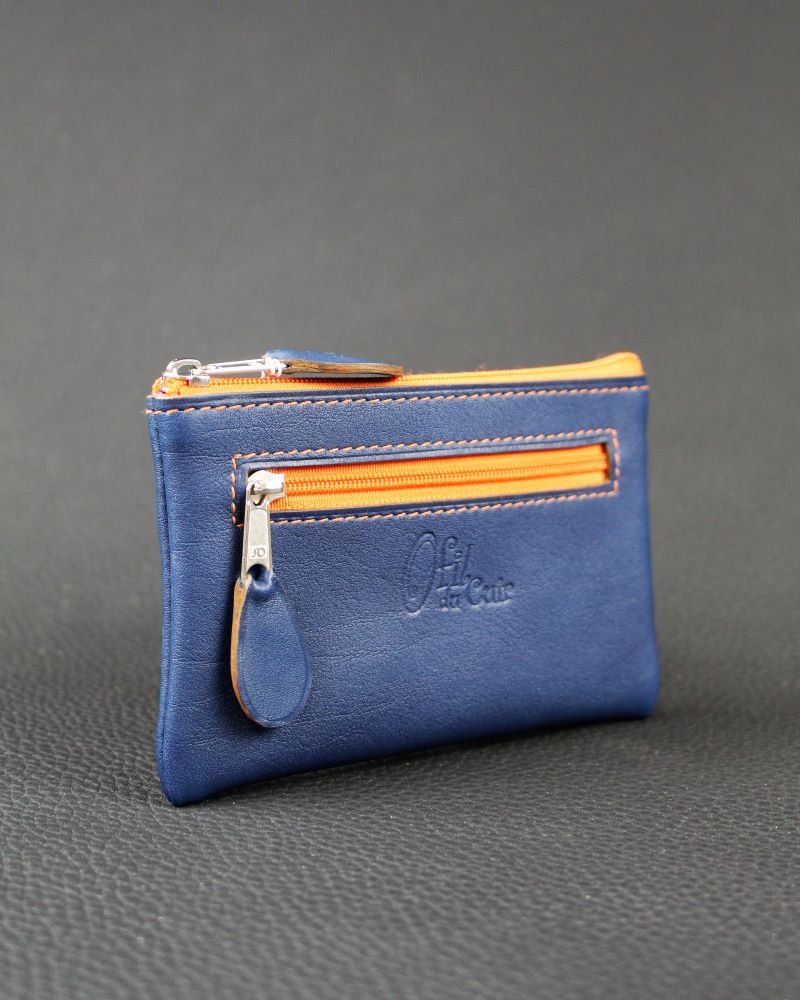 Pochette-porte-monnaie-cuir-bleu-ofilducuir Porte monnaie en cuir bleu marine avec deux poches doublées en tissus africain et zip orange