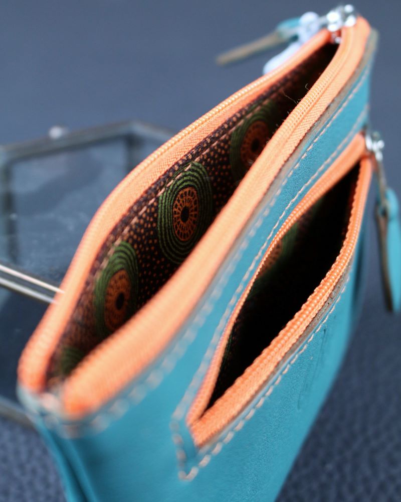Pochette-porte-monnaie-cuir-vert-ofilducuir-lyon Porte monnaie avec deux poches doublées en tissu africain vert