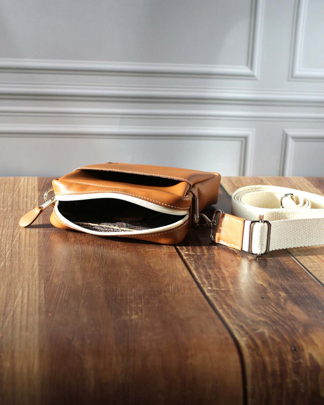 Sac-bandouliere-homme-en-cuir-camel Sac en bandoulière pour homme en cuir camel avec une sangle en coton beige