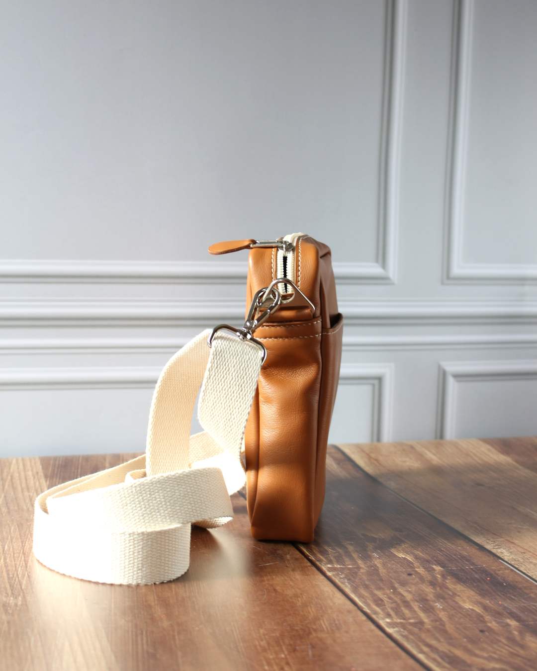 Sac-en-cuir-bandouliere-camel Sac en cuir camel avec bandoulière en coton beige et des anneaux triangulaires nickelés