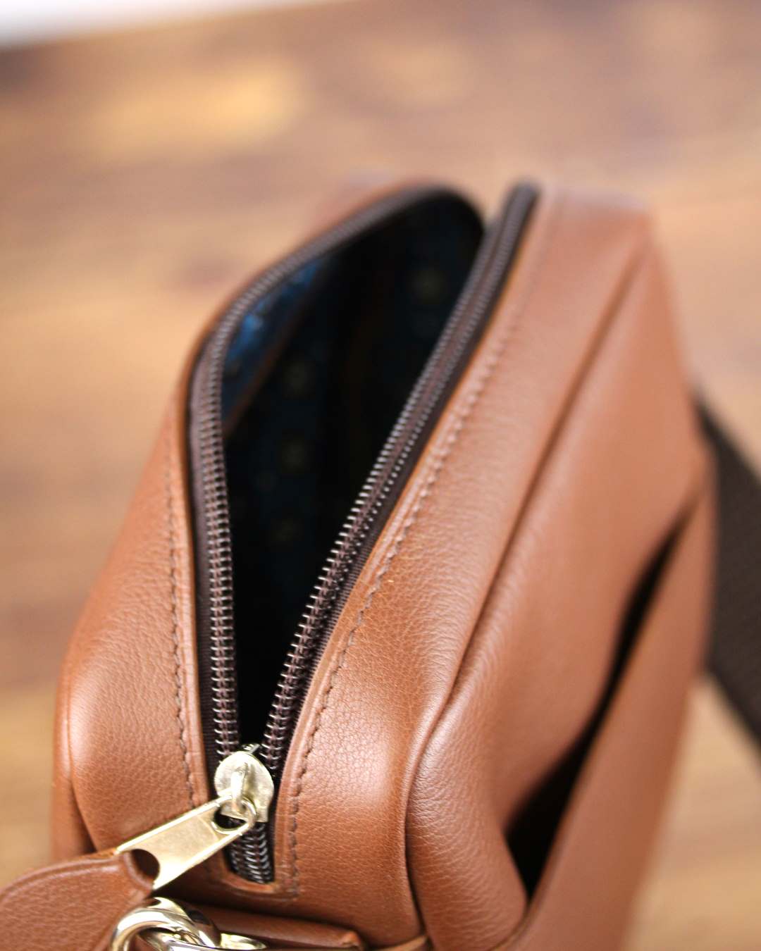 Sacoche-bandoulière-pour-homme-en-cuir-zippée Sacoche bandoulière pour homme en cuir avec fermeture éclair