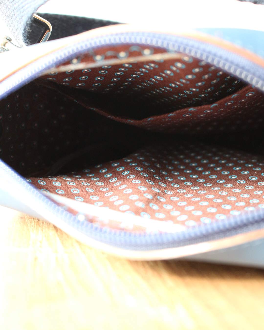 Sacoche-en-cuir-pour-homme Sacoche en cuir pour homme avec doublure en tissu africain petits pois marron et bleu