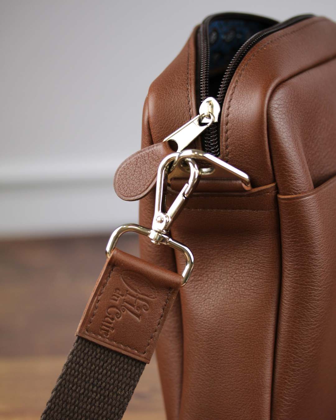 Sacoche-homme-luxe-en-cuir Sacoche bandoulière en cuir pour homme : cuir pleine fleur marron