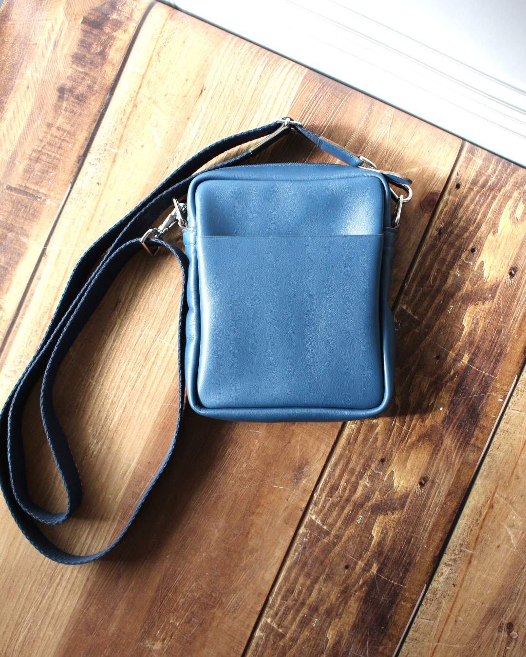 sacoche-homme-en-cuir-bleu Sacoche pour homme en cuir bleu de forme rectangulaire avec une bandoulière en coton