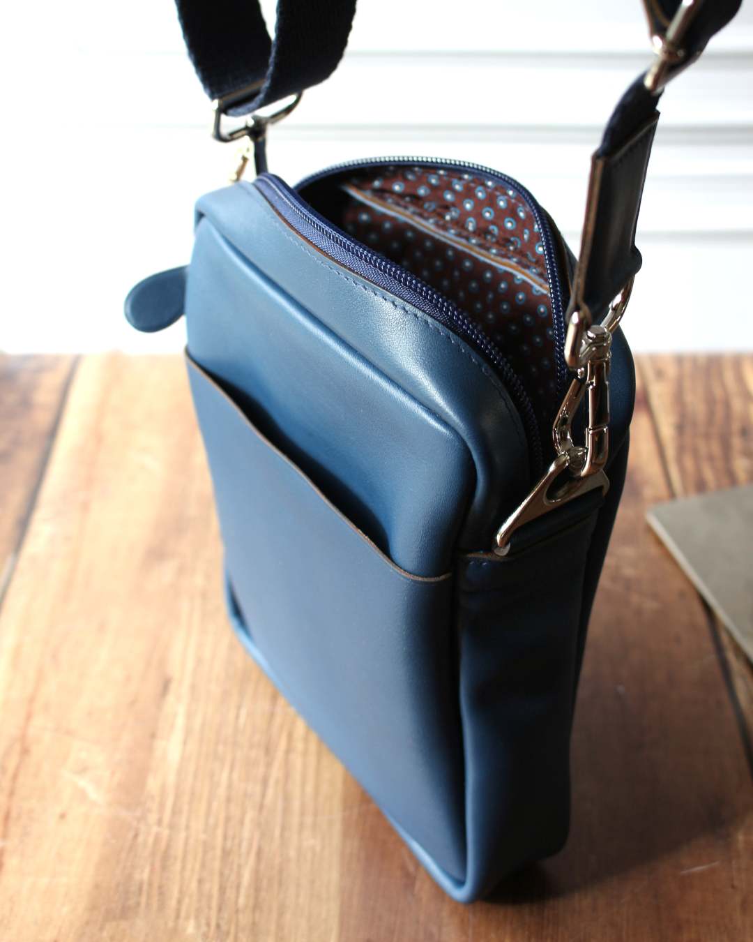 sacoche-homme-en-cuir Sacoche pour homme en cuir bleu avec sa bandoulière en coton