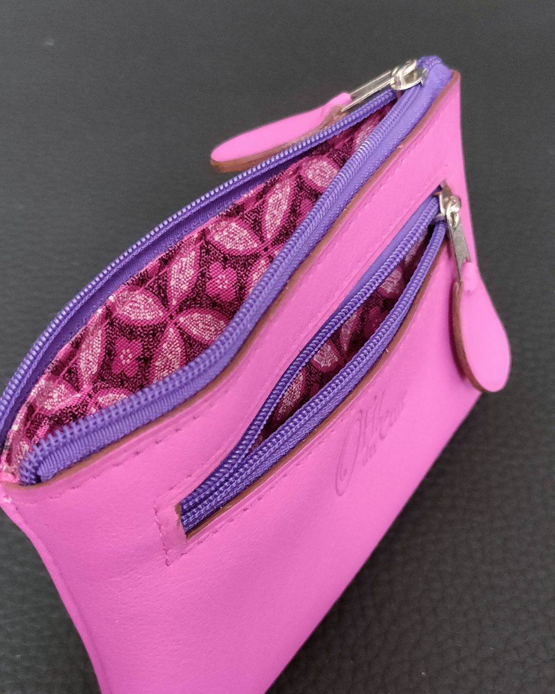 Portemonnaie-pochette-cuir-fuchsia-surmesure-ofilducuir-lyon Portemonnaie en cuir avec deux compartiments pour ranger monnaie et billets ou CB et papiers