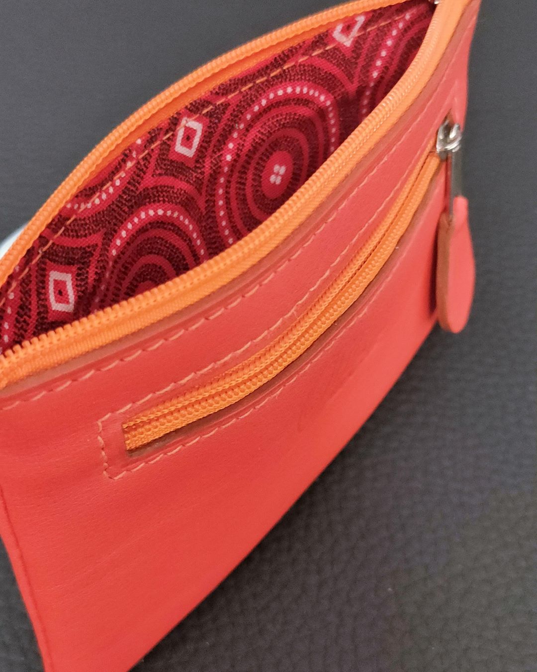 Portemonnaie-pochette-cuir-orange-surmesure-ofilducuir-lyon Portemonnaie en cuir et ses deux poches pour ranger ses papiers , sa CB et sa monnaie