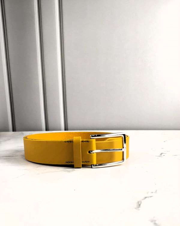 Ceinture-cuir-vegetal-homme-jaune Ceinture cuir végétal jaune homme cousue main fabriquée à Lyon à la main