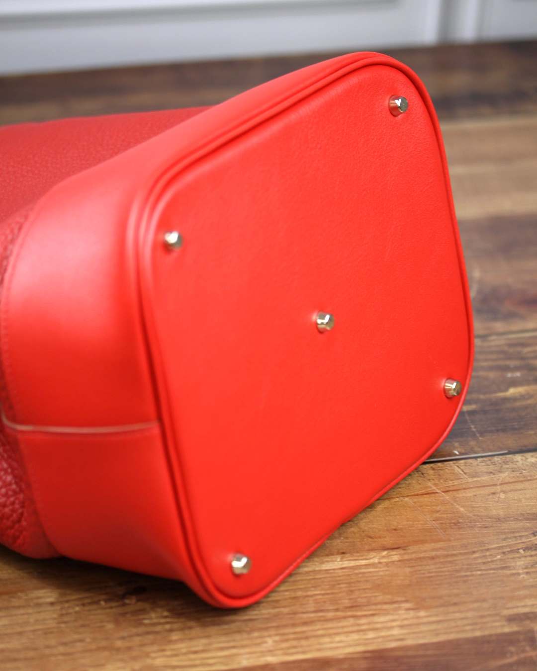 Sac-a-main-rouge-clou-de-fond Sac à main rouge avec un fond de sac et clous de fond