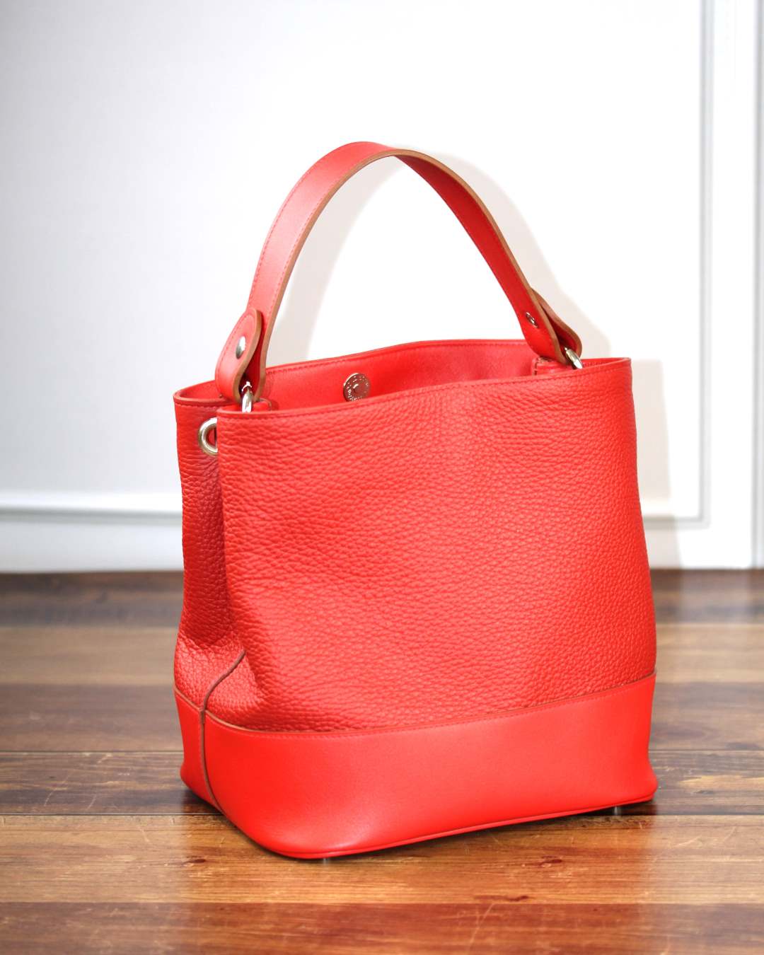 Sac-a-main-rouge-ofilducuir Sac à main rouge en cuir un sac seau avec une anse