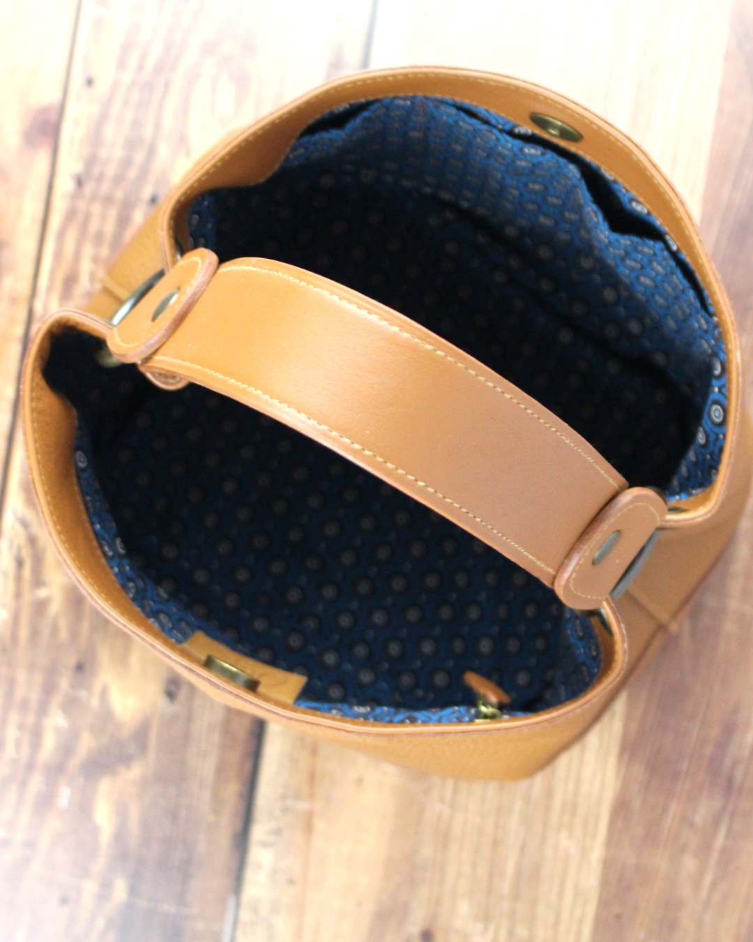 Sac-a-main-Camel-de-createur-Lyon Sac à main Camel en cuir pleine fleur et doublé avec un tissu africain