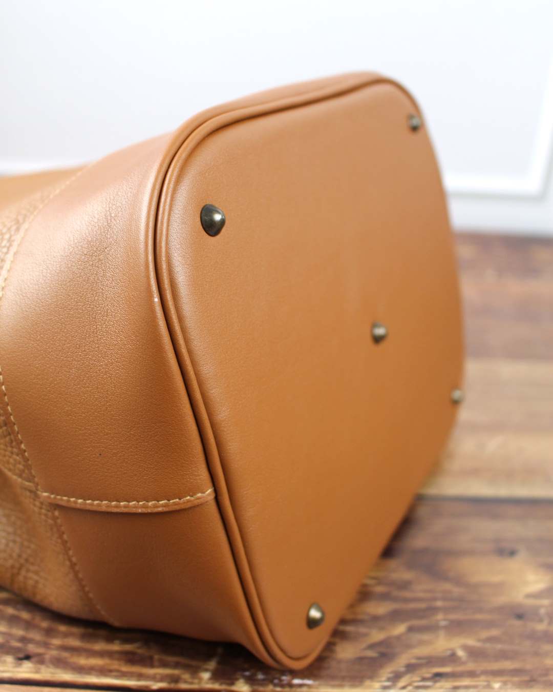 Sac-a-main-de-createur-en-cuir-veritable Sac à main de créateur avec clous de fond