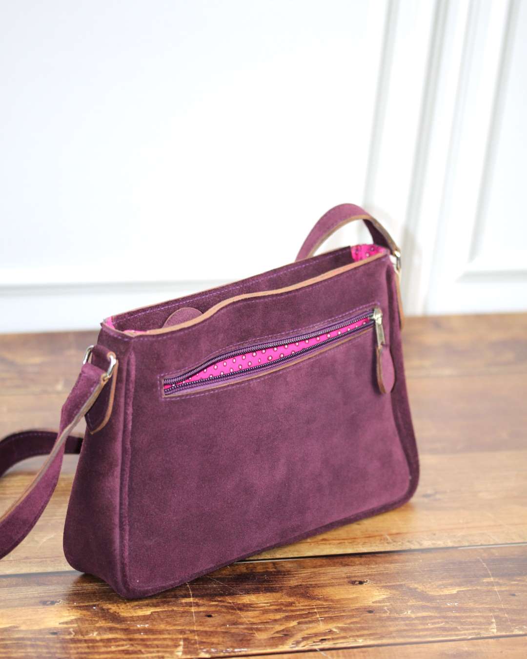 Sac-epaule-en-cuir-Lily Sac épaule en cuir velours aubergine Lily