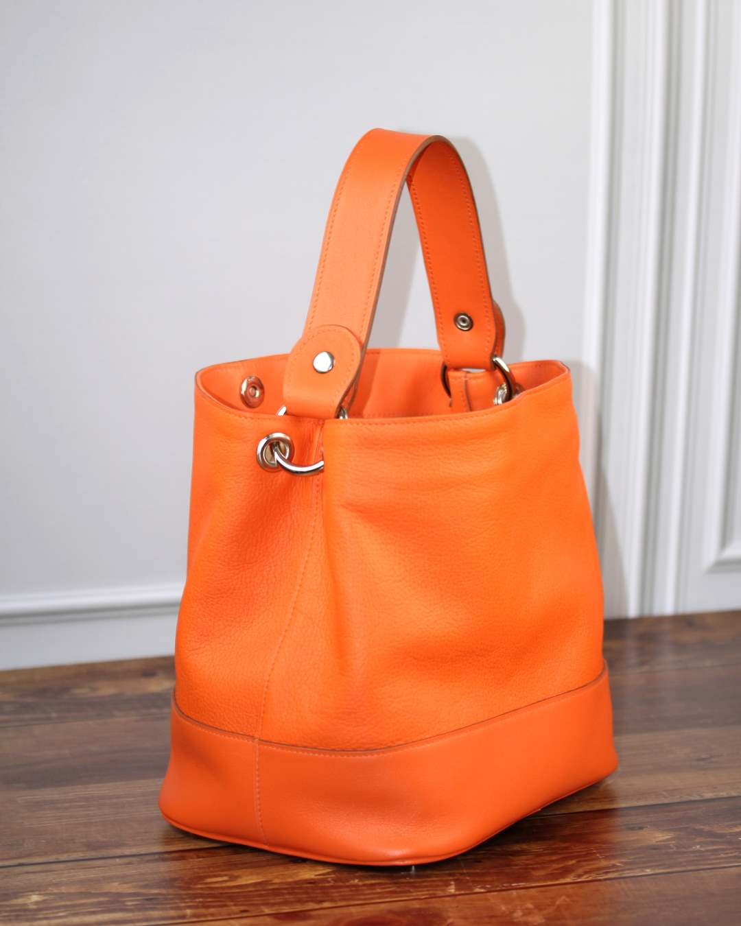 Sac-seau-en-cuir-orange - Copie Sac seau en cuir orange grainé à porter à la main