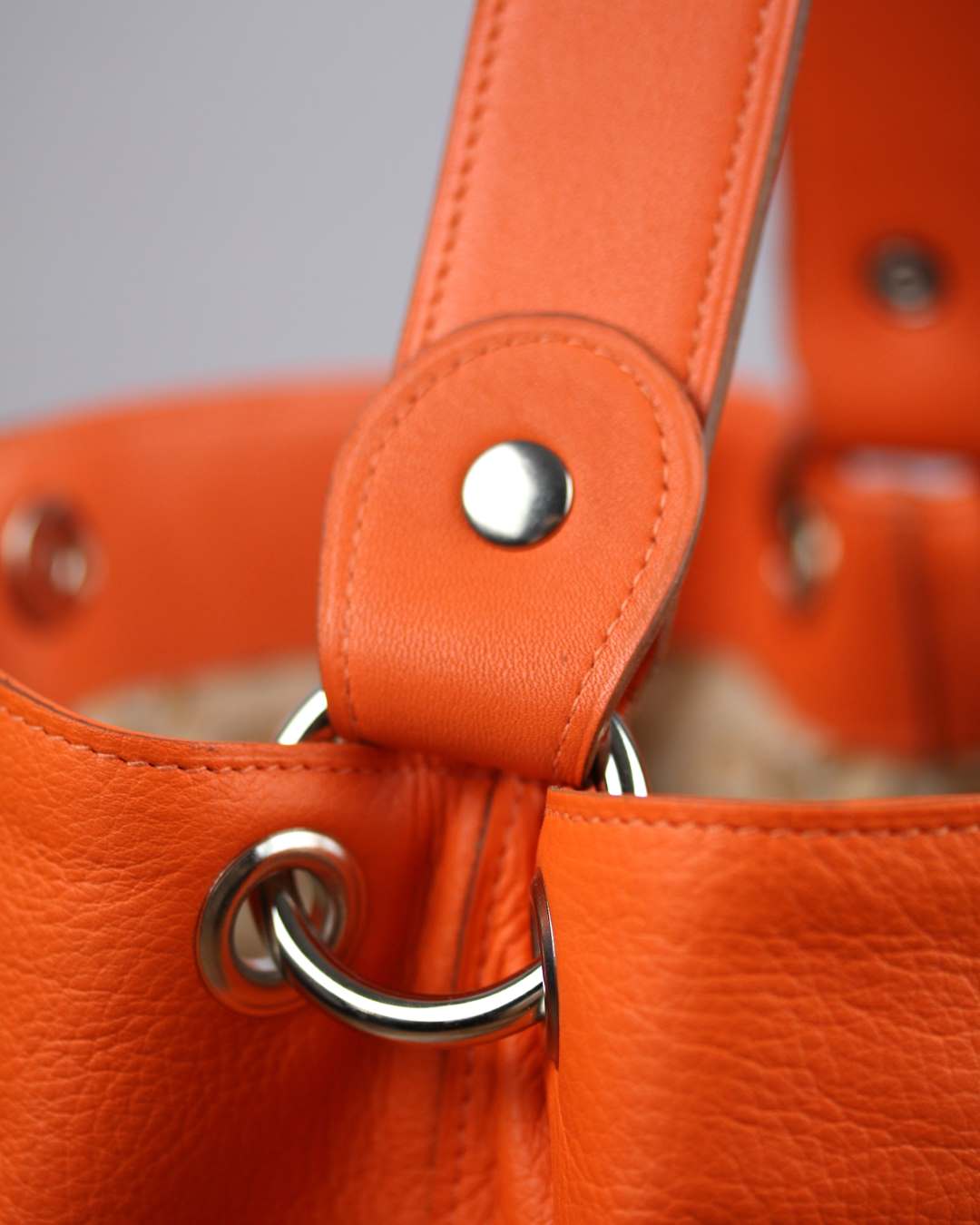 Sac-seau-en-cuir-orange-artisanal - Copie Sac seau en cuir orange avec une anse amovible