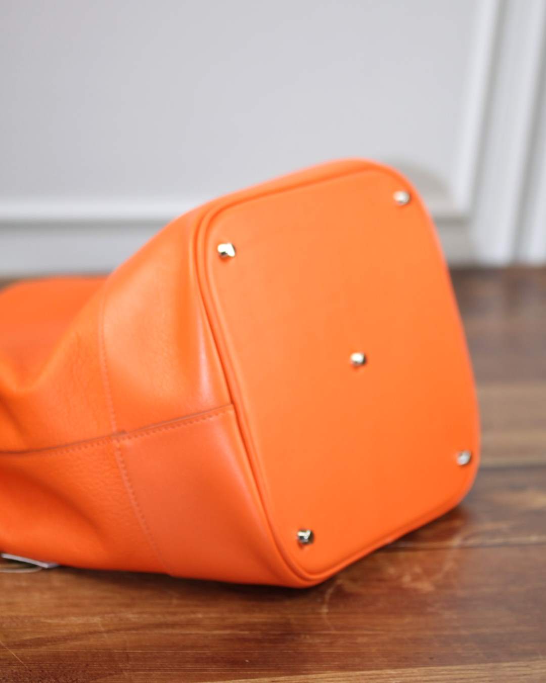 Sac-seau-en-cuir-orange-clous-de-fond - Copie Sac seau en cuir orange avec un fond rigide et ses clous de fond de protection