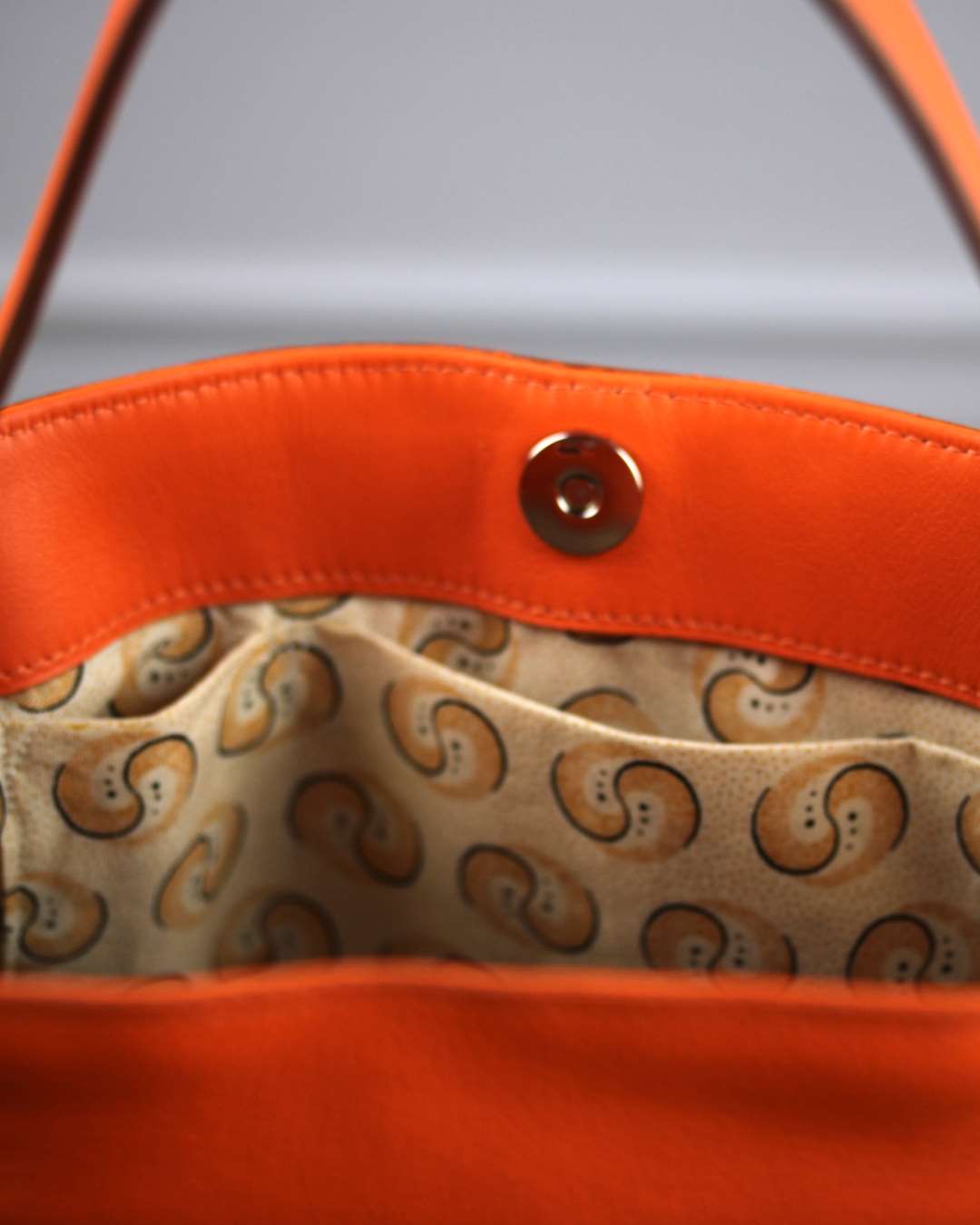 Sac-seau-en-cuir-orange-doublure-tissu-shweshwe - Copie Sac seau en cuir orange doublé en tissu africain en coton et ses poches