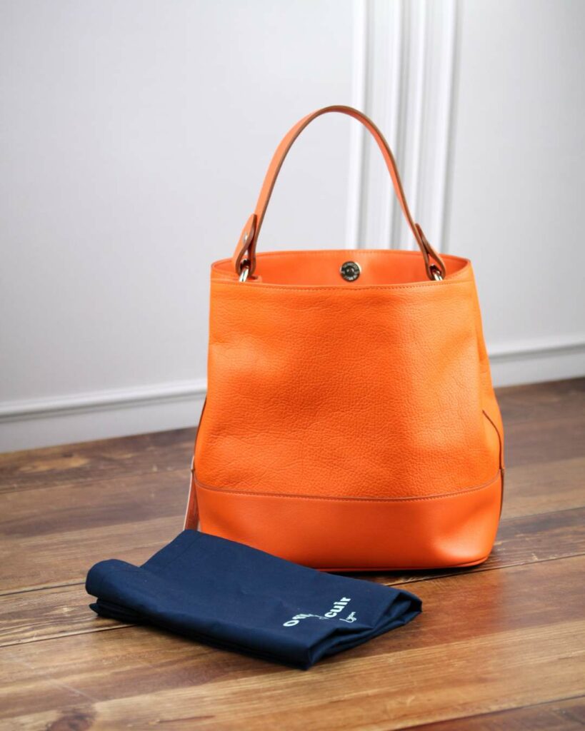 Sac seau en cuir orange et son sac à sac en tissu de rangement