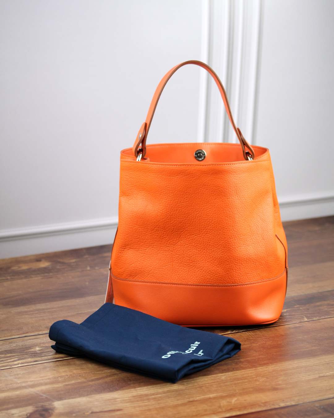 Sac-seau-en-cuir-orange-maroquinerie-Lyon - Copie Sac seau en cuir orange et son sac à sac en tissu de rangement