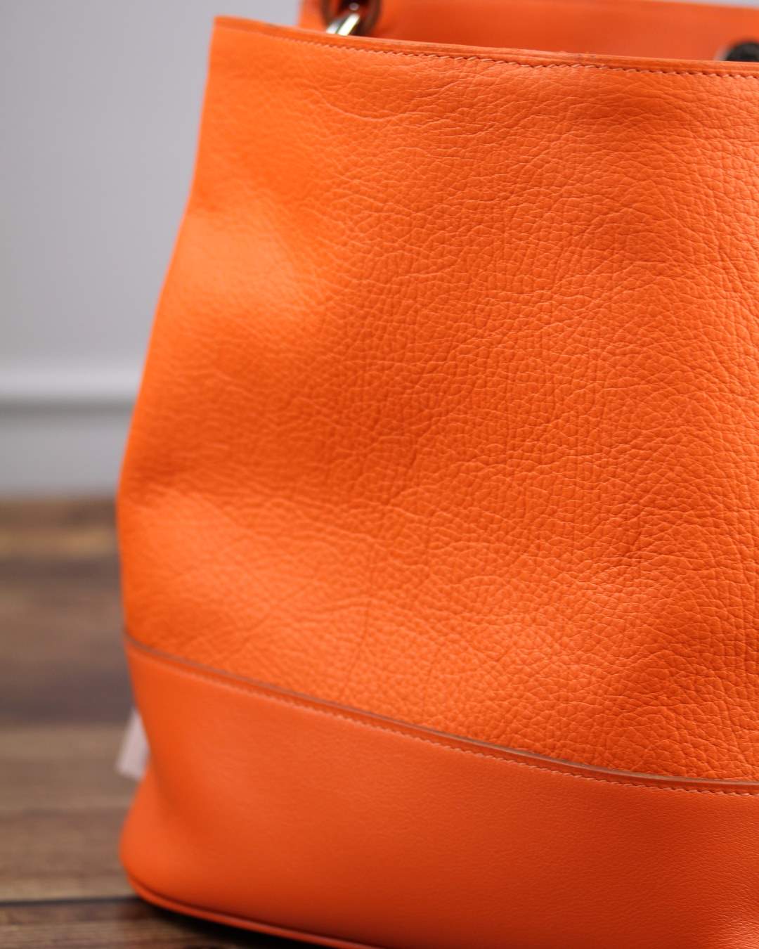 Sac-seau-en-cuir-orange-peausserie-grainée - Copie Sac seau en cuir orange lisse et grainé