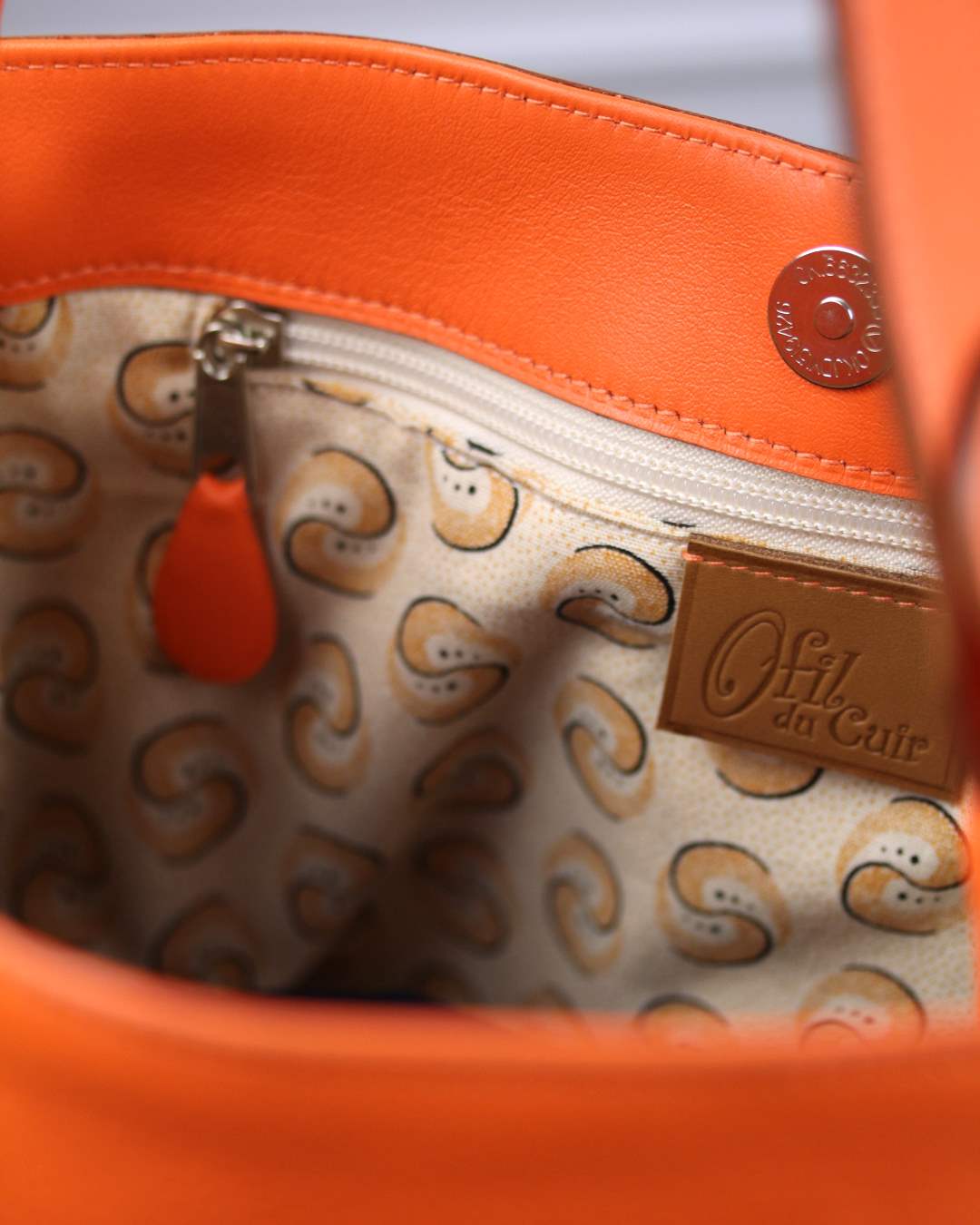 Sac-seau-en-cuir-orange-tissu-africain - Copie Sac seau en cuir orange avec son intérieur en tissu shweshwe et sa poche zippée