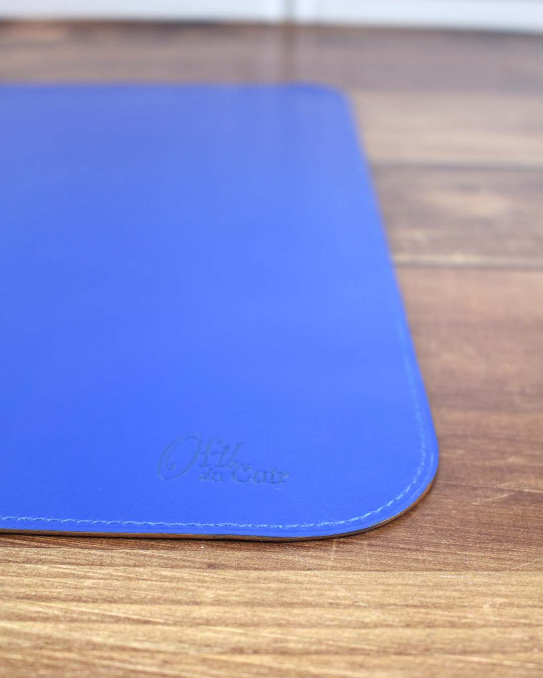 Sous-main-de-bureau-en-cuir-bleu-klein Sous main de bureau en cuir plein fleur bleu Klein