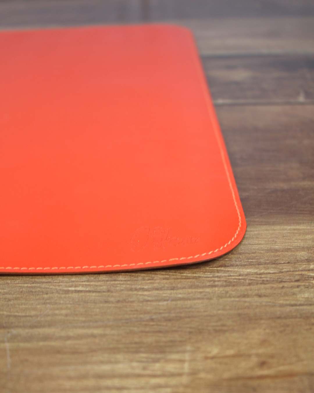 Sous-main-de-bureau-en-cuir-orange Sous main de bureau en cuir plein fleur orange