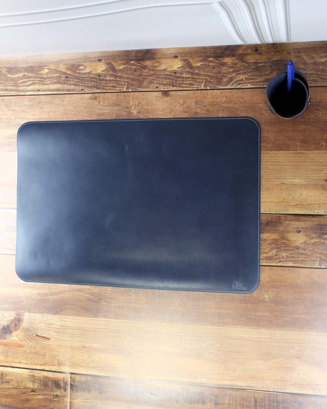 Sous-main-en-cuir-personnalisable-bleu-marine.2JPG Sous main en cuir personnalisable bleu marine pour bureau